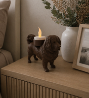 Bruine waxinelichthouder Tibetaanse Mastiff op houten kastje in stijlvolle slaapkamer.